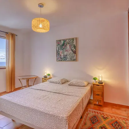 Bright With Ocean View & 50 M From The Apartment
